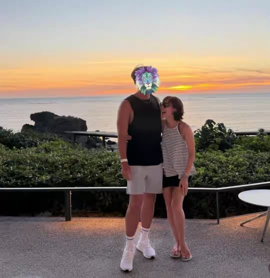 孙艺珍晒和玄彬旅行合照，两人体型差明显，孙艺珍笑容满面好幸福