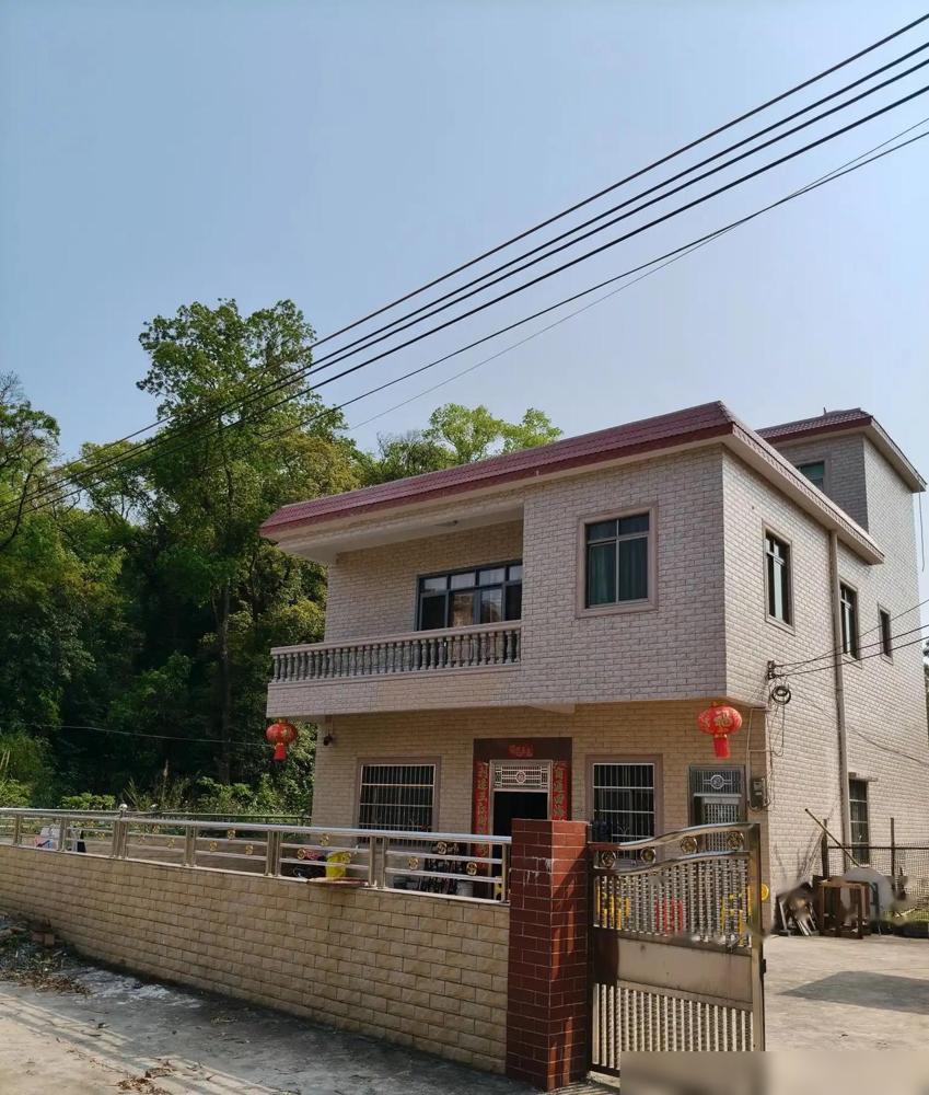 回老家过中秋，碰巧邻居家有一栋两层的房子要卖，问价60万，这房子也装修好了。