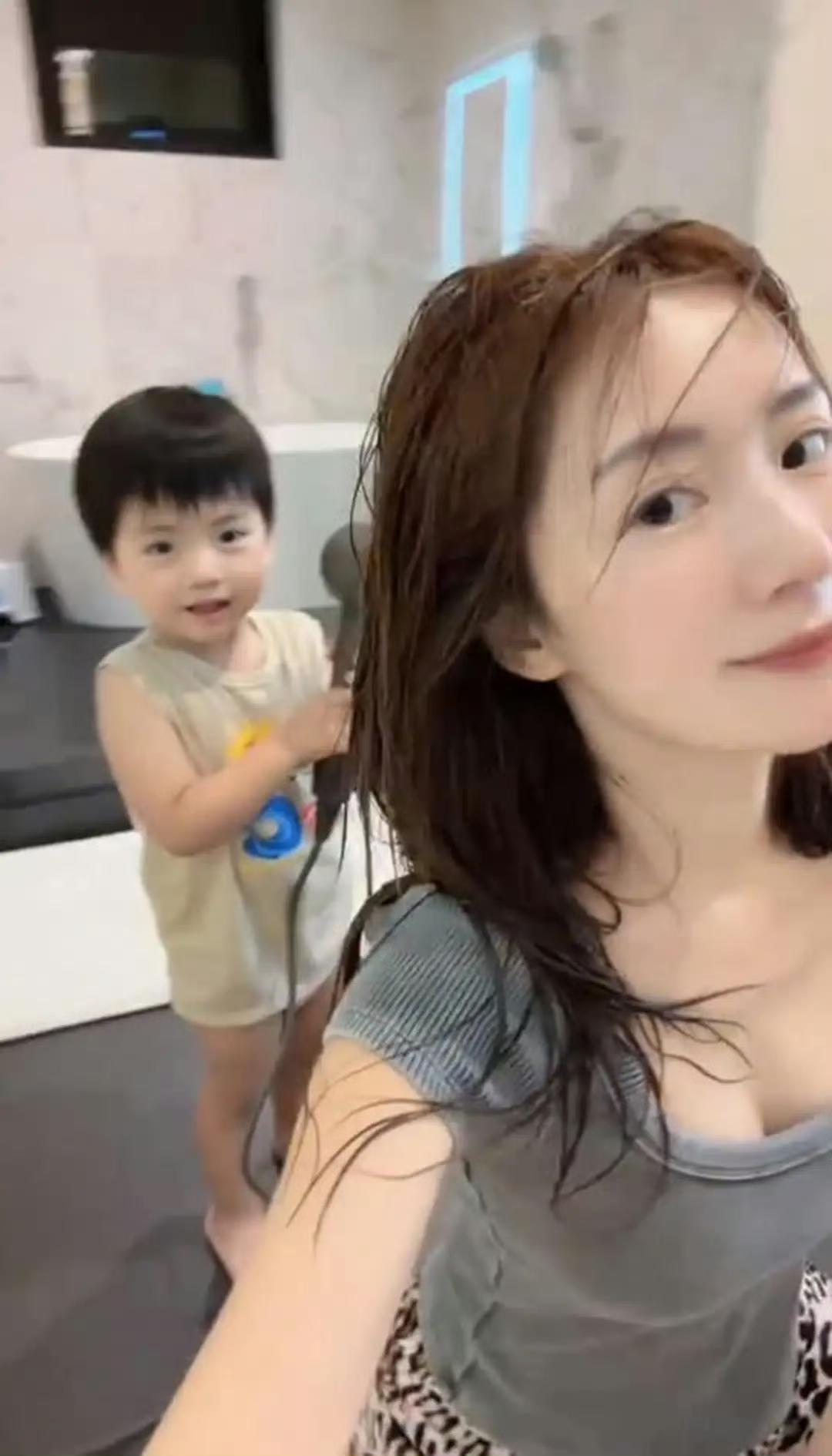 41岁的李念，已是三个孩子的妈妈，却依旧清秀得像一朵小白花。近日，她晒出3岁儿子