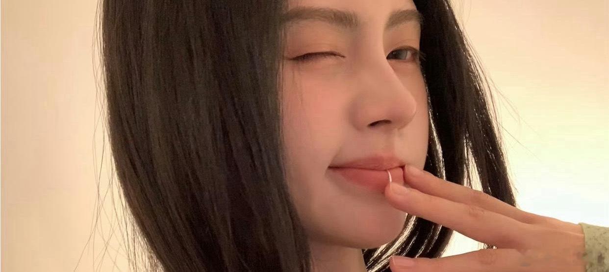 1.吴宣仪卷入合约纠纷，家里人多次找乐华谈解约都没用，她妈妈亲自上门协商，还被当