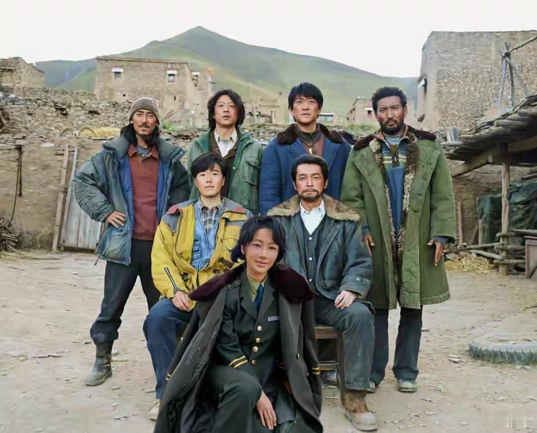 杨紫除夕晒“剧组年夜饭”！穿红衣戴樱桃耳环好喜庆，开心比耶美