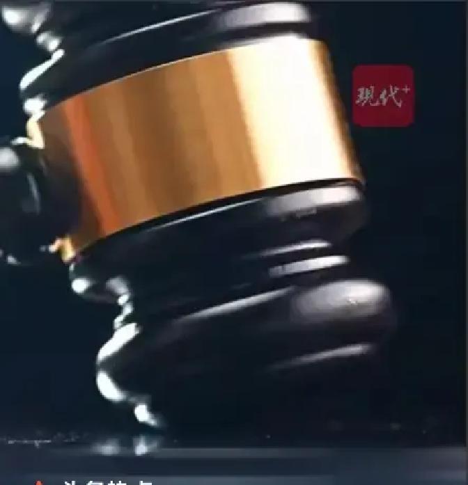 法庭上一个40多岁的中年男人突然弯下腰，冲着原告席深深鞠了一躬原告席上坐着个