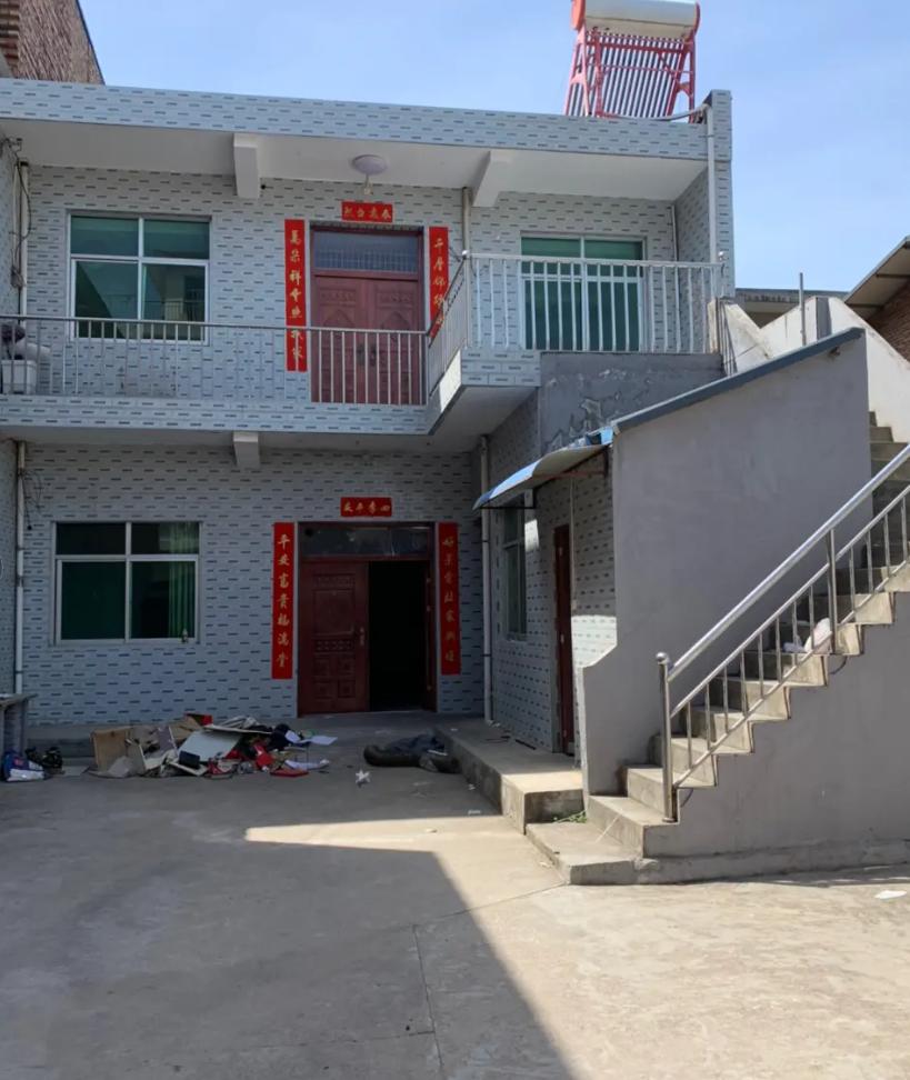 妈在我家生活了十年，却将老宅出售的80万房款全部给了弟弟......我今年42