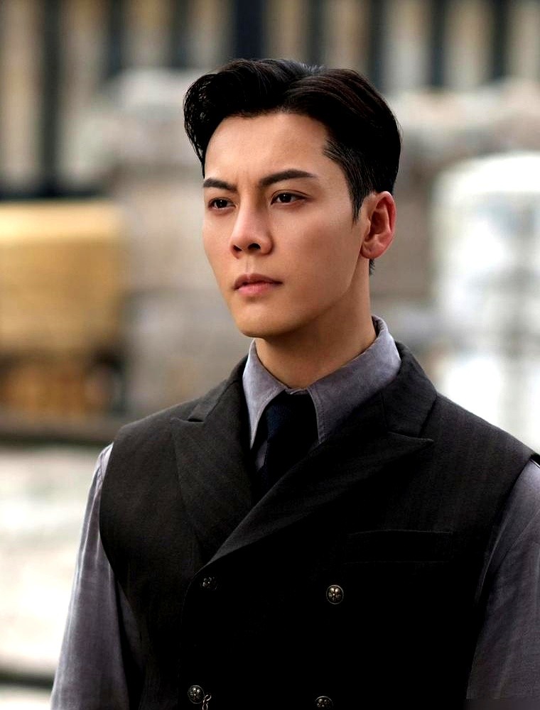 进组十多天被临时换掉男主，陈伟霆一句怨言没说。当时资方硬塞人，原著南派三叔和制片人白一骢直接退出。陈