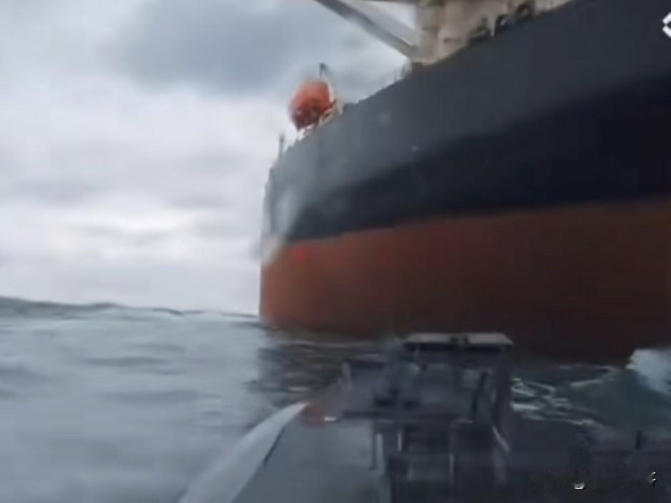 12月10日，乌克兰国防军“海上宝贝”无人艇，对俄罗斯“影子舰队”的油轮又发动了