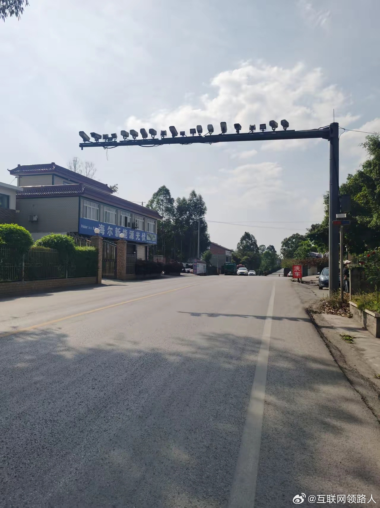 偏远国道上，一根杆子装十多个摄像头，真有必要吗？国道348四川荣县来牟镇外，就有