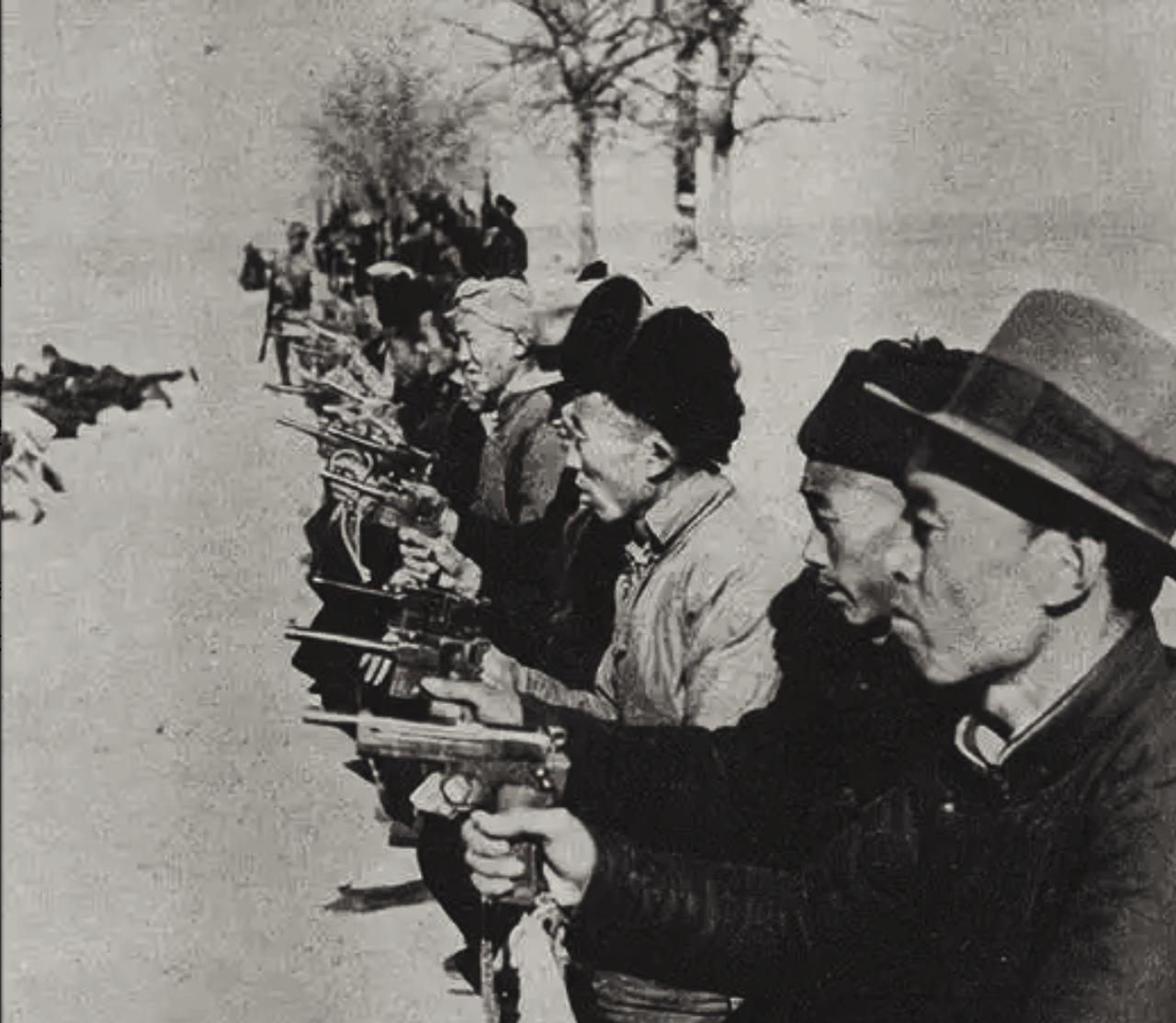 1943年，一名游击队长，向司令员邀功：我打死一名伪军头目。司令员得知对方有颗黑