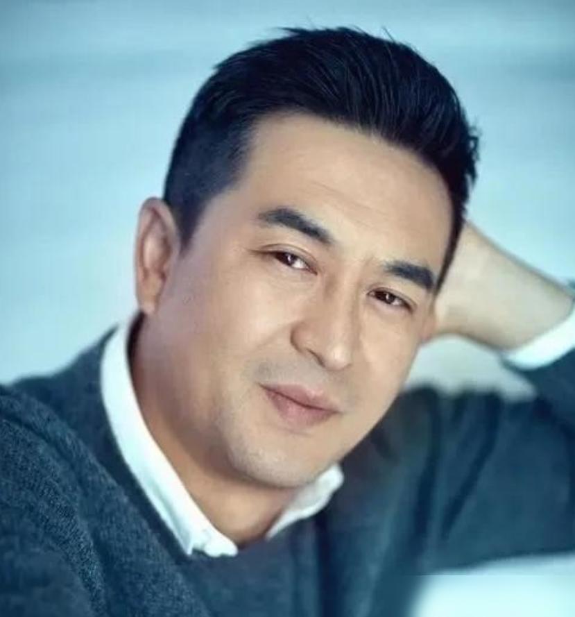 全网都在捧张嘉译的“社会步”。我告诉你，那根本不是霸气，那是被“不死癌症”生生碾