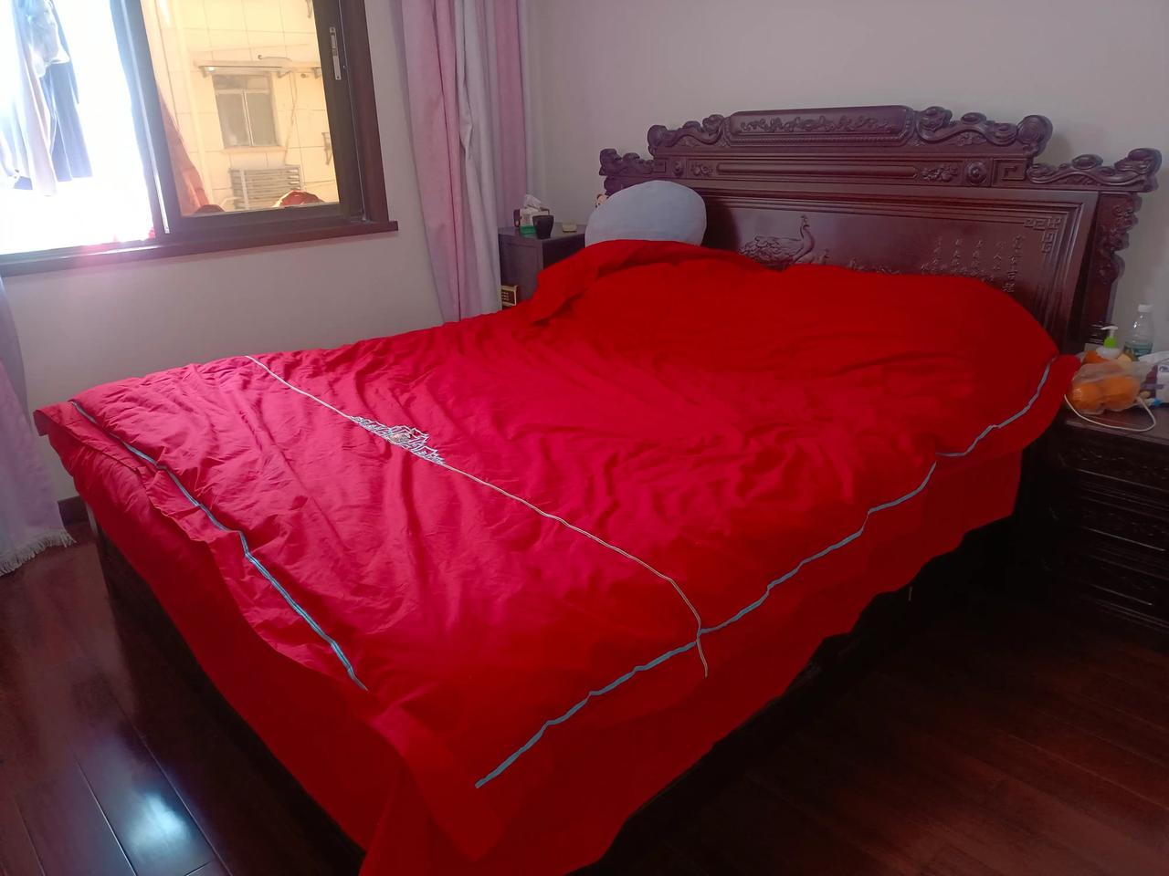 刚刚听侄女说，妈妈晚上和她睡一窝，她爸爸广东回来单独睡一个房间，听到这句话我都懵