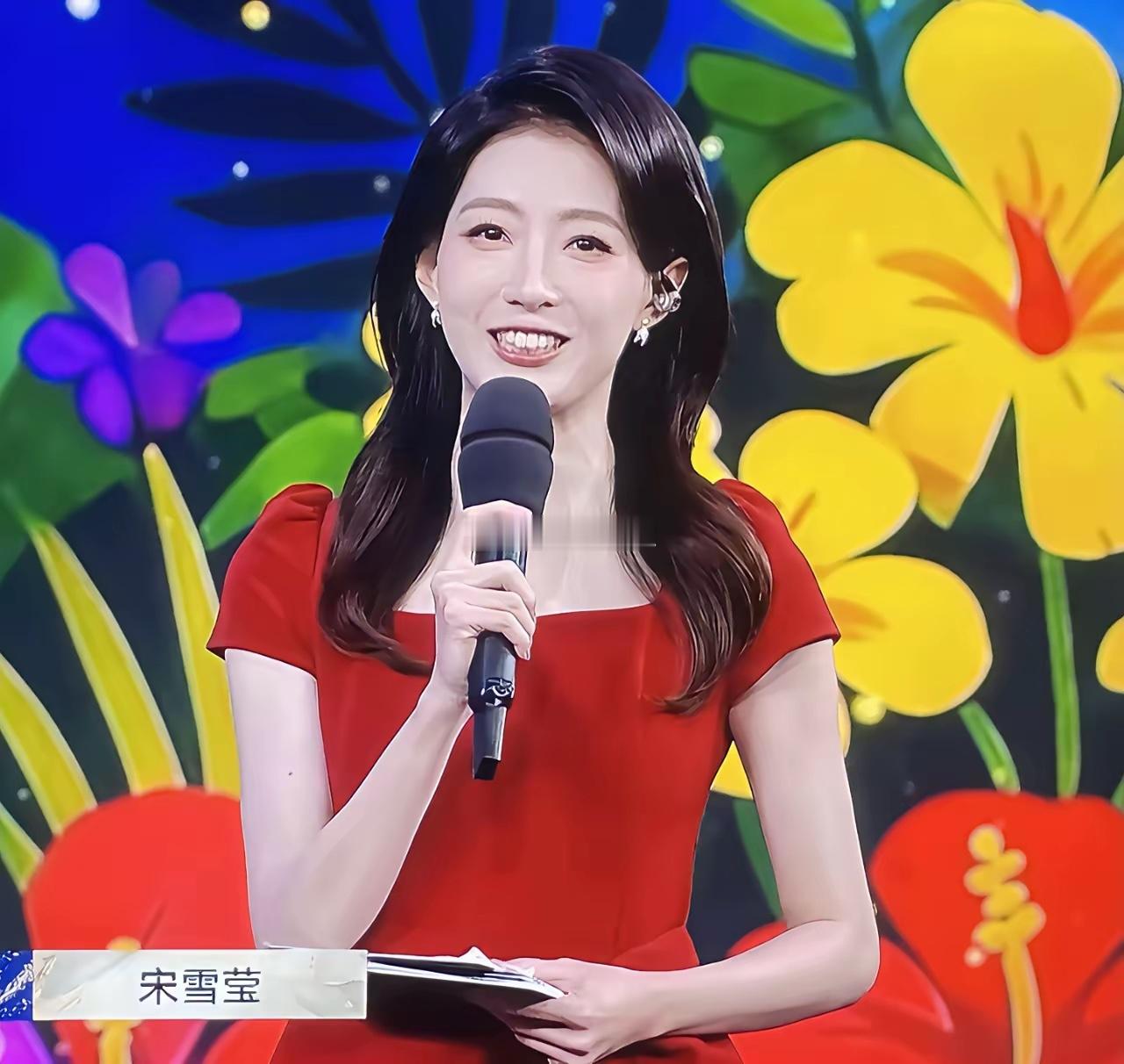 女主持真没必要穿超短裙，专业场合还是得体大方些好