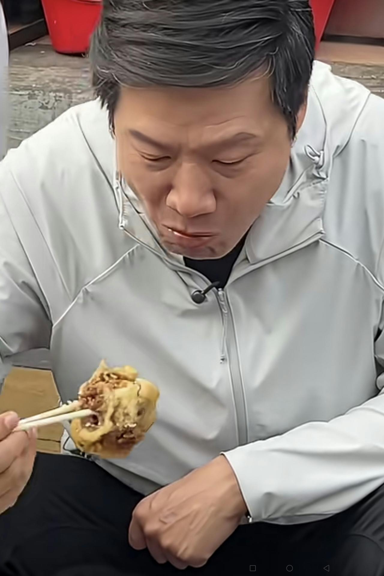 大家看看：今天雷军在武汉市的街头吃家乡的肉卷，吃的是真香啊！要不然雷军说：这个