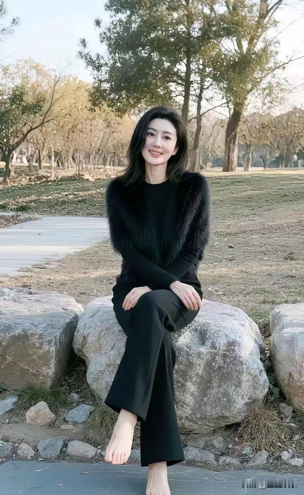 你以为他爱的是你的脚？不，是他的基因在尖叫。那双脚踩过的不是地面，是百万年的