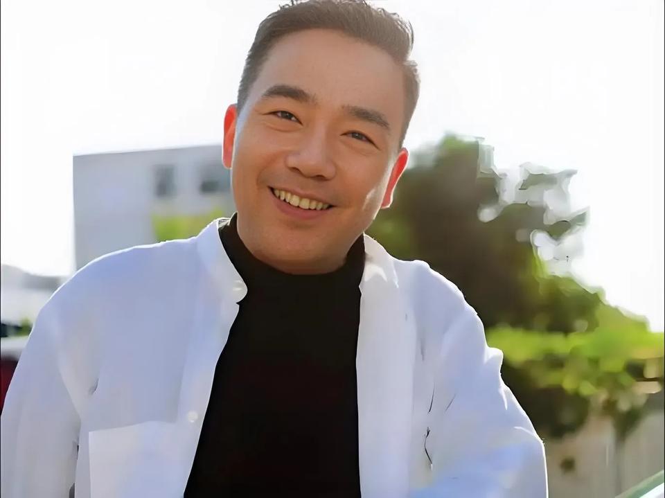 杨议说自己的拜师仪式早就说好了不收礼的，可是有好多事情他说了不算。他说不愿意欠别