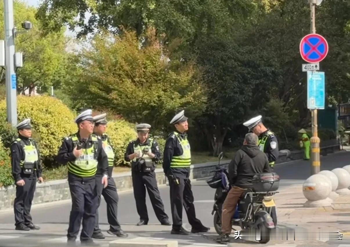 外卖骑手送完单回家后猝死，保险公司以“死亡地点不在工作岗位”拒赔。这一典型案例，