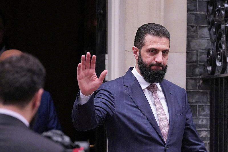 网友说，叙利亚赶走了堵菜，迎来了恐怖分子。这话说的有道理，是对巴沙尔和朱拉尼最