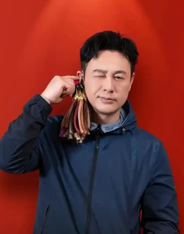 发现没？张颂文和郭富城，才是个狠人。为什么这么说？张颂文从默默无闻到