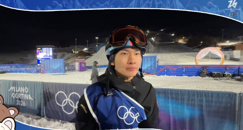 米兰-科尔蒂纳冬奥会单板滑雪男子大跳台预赛，苏翊鸣在第一跳失误的情况下，顶住压力