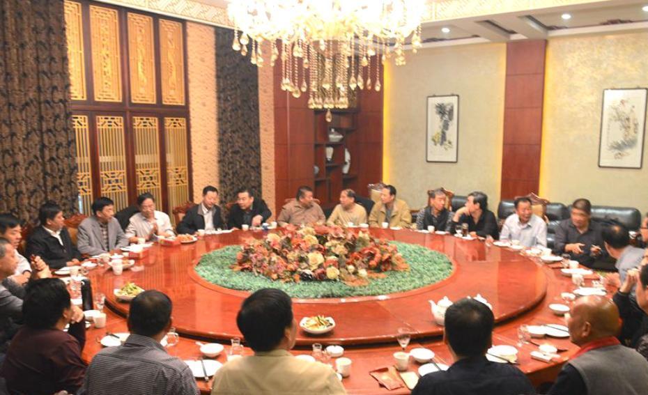 我叫王根生,今年66岁了,从小就在农村长大。老王的电话打过来，说今年的聚会定