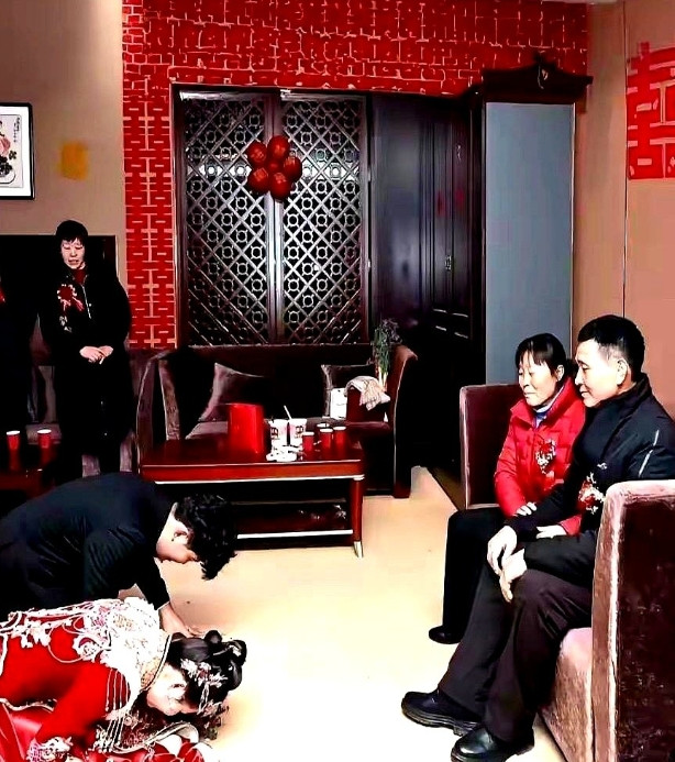 婚礼现场，新人突然提出要48000元改口费，不然就不喊妈。妈妈听了，啥也没说，