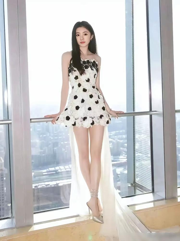 莫文蔚55岁，腿值3000万，状态秒杀20岁。她身高167，腿长104，比例