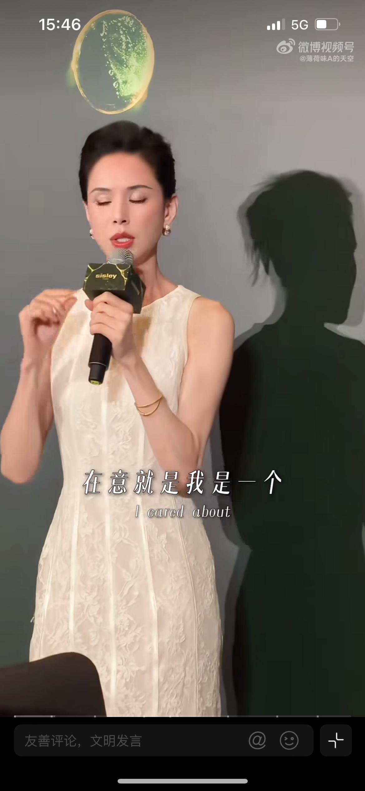 李若彤我终于60岁了，刚过完60岁生日的李若彤现身上海，一袭白色蕾丝长裙亮相，利