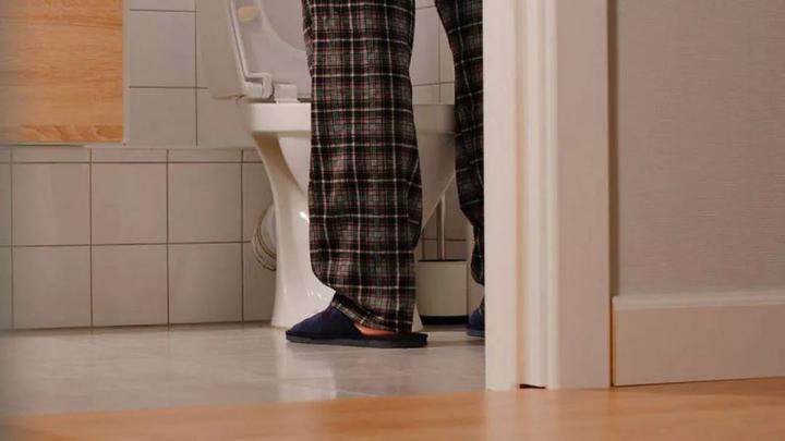 总以为夜尿多是肾虚？真正的祸根，其实是这2种病 很多人夜里频繁起床上厕所，第