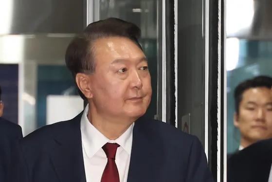 时至今日，尹锡悦还在卖弄他的法律知识，找程序上的漏洞。他认为特检逮捕令存在程