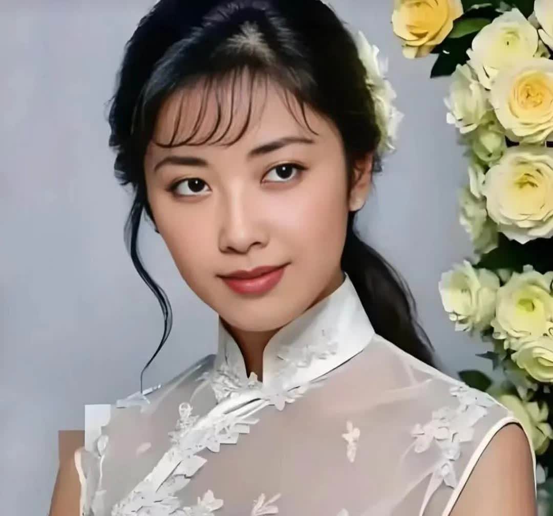 《西游记》女儿国国王扮演者朱琳上个世纪八十年代生活照，活脱脱的大美人！