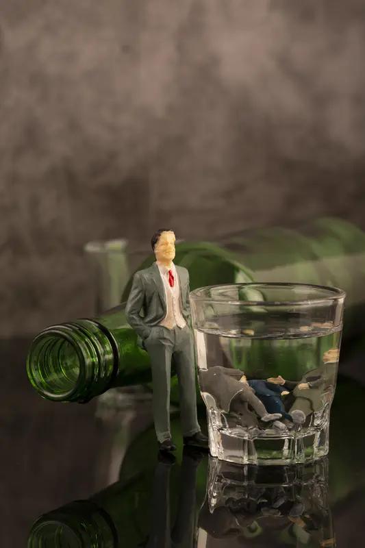 现在的人都戒烟戒酒是为了什么?现在人戒烟戒酒原因多样。健康肯定是重要因素。烟酒