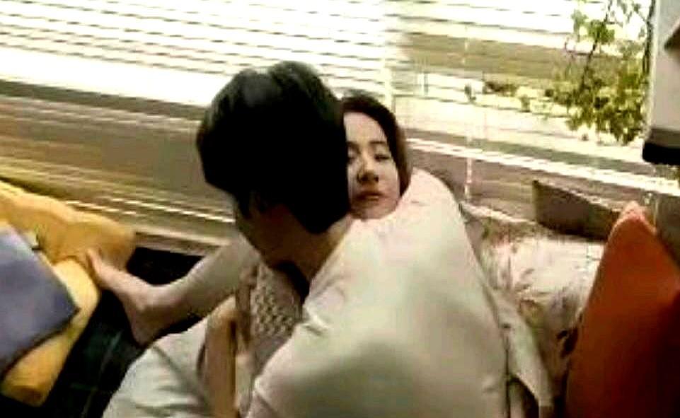 《玫瑰的故事》拍吻戏用抱枕隔开，不是矫情，是行业醒过来了。以前拍亲密戏，导演喊