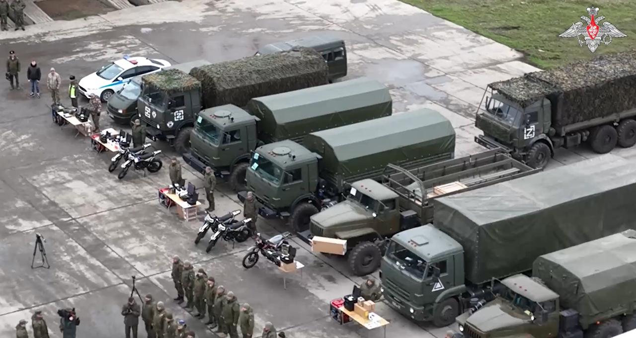 大量新型运输工具和装甲车辆正沿前线运抵各部队！这是否预示着春季攻势的准备工作正在