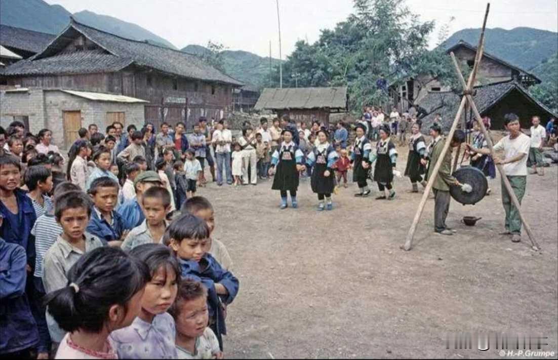 汉斯‑彼得·格伦佩是德国旅行摄影师，1986年来到中国采风游历，用胶片镜头定格八