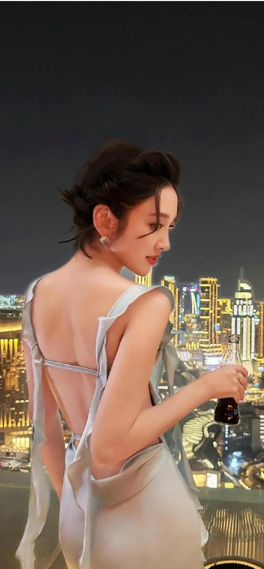 唐艺昕这组图美到失语！红唇扎发+裙装，后背线条绝了被唐艺昕美到了✨红唇配