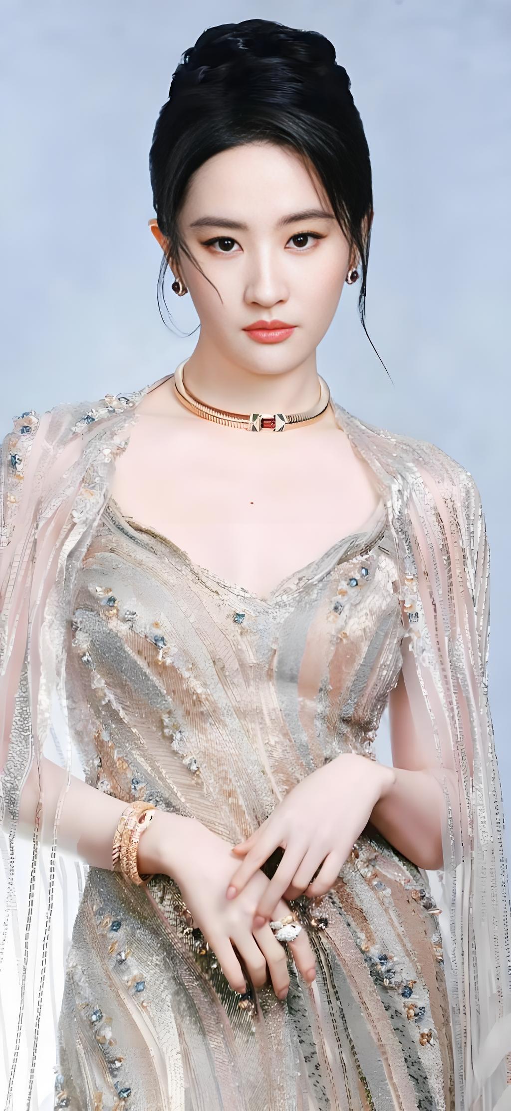 这位美女穿着华丽，优雅动人。