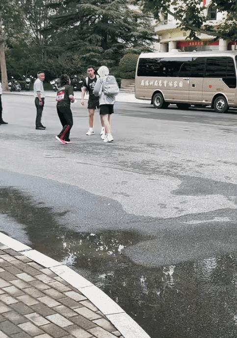 王楚钦这背背包打扮太可爱了吧，仿佛回到了幼头时期，像极了在路上溜达的学生。不看