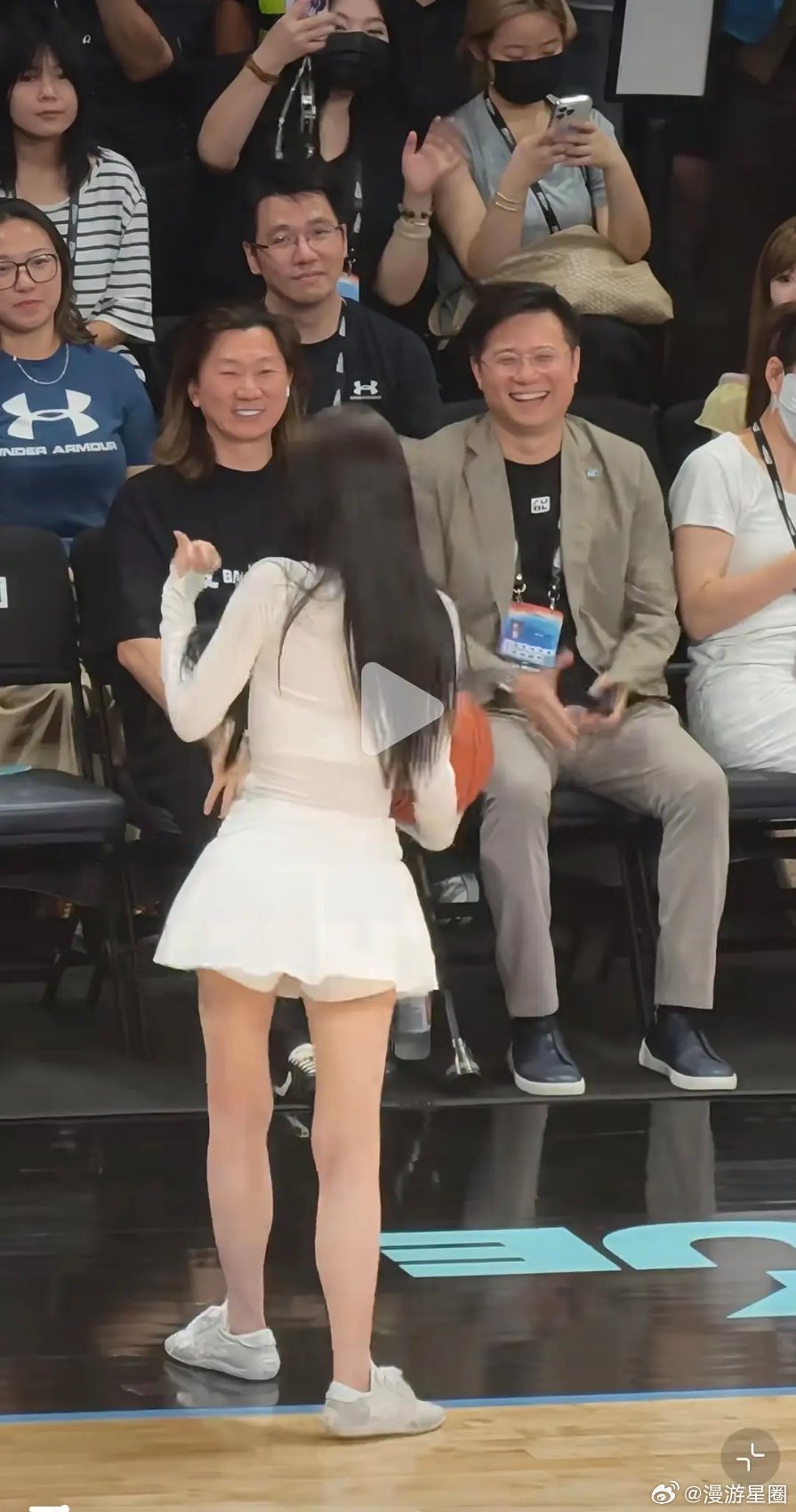 虞书欣去篮球赛为什么要穿这么短的短裙？虞书欣去篮球赛为什么要穿这么短的短裙？