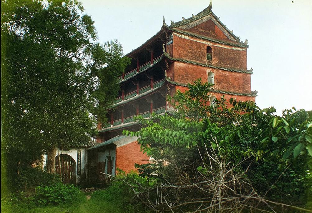 这是1880-1890年间的广州镇海楼，彼时它还未变身公共博物院，是裹着晚清古旧