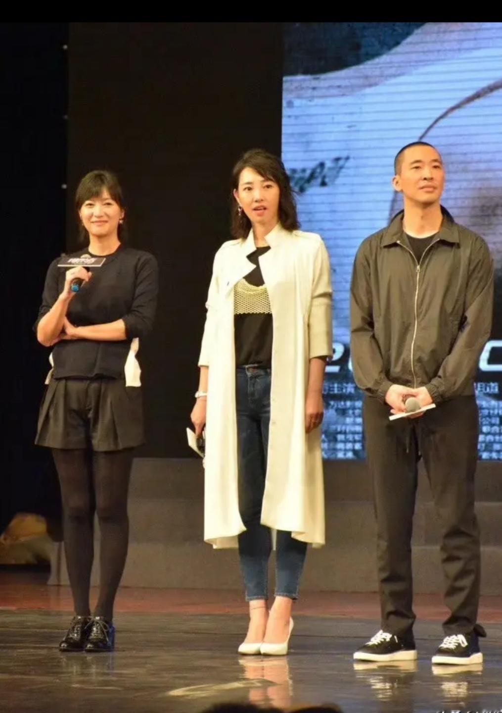 白百何是不是站错位了，怎么能把他俩分开了呢？