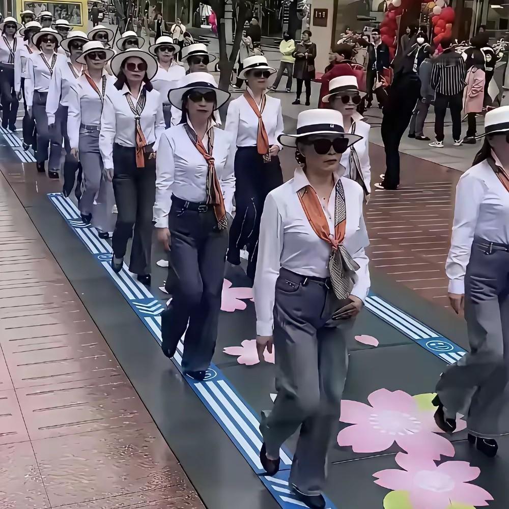 真的看到她们想笑，难道她们自己就不尴尬吗老阿姨爱美不是问题，在小范围炫可以，比