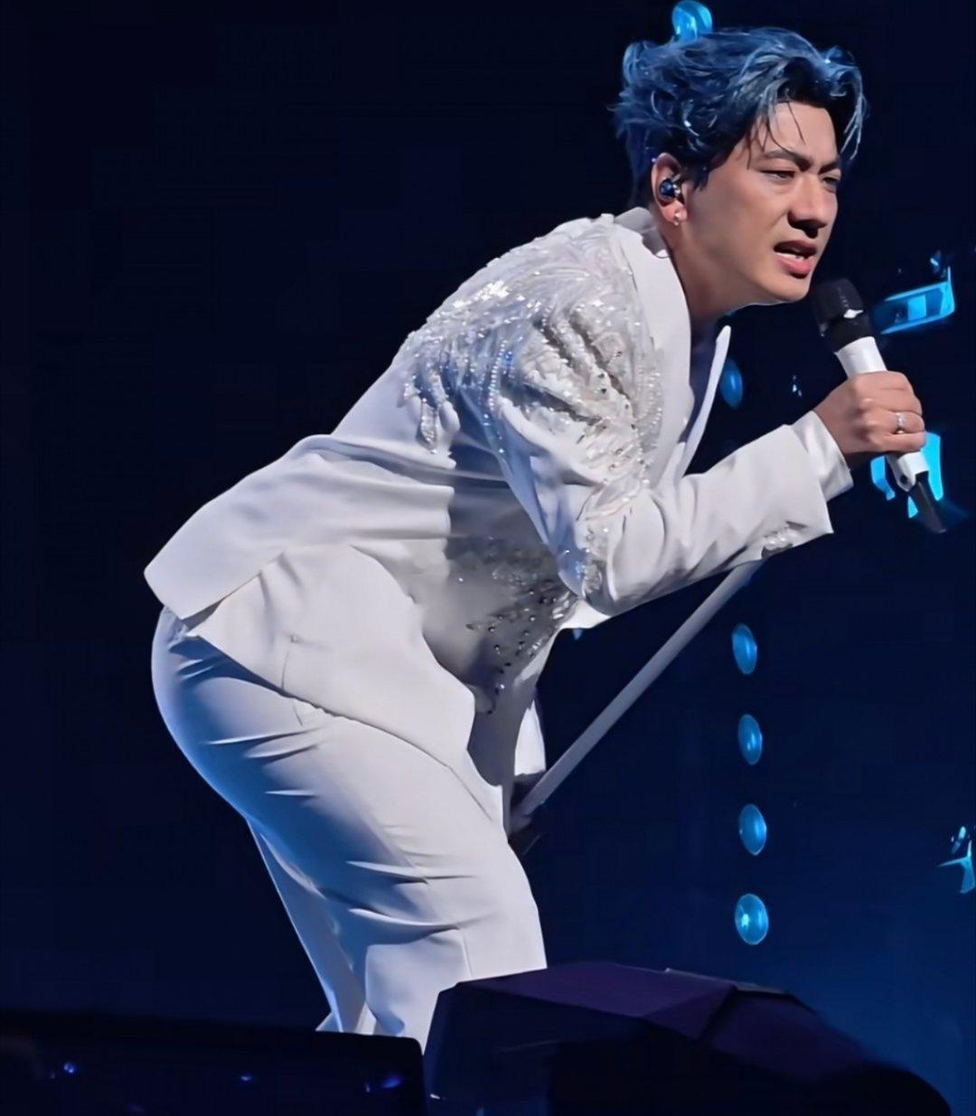 他的身材好曼妙啊，当年差点拿了歌王。