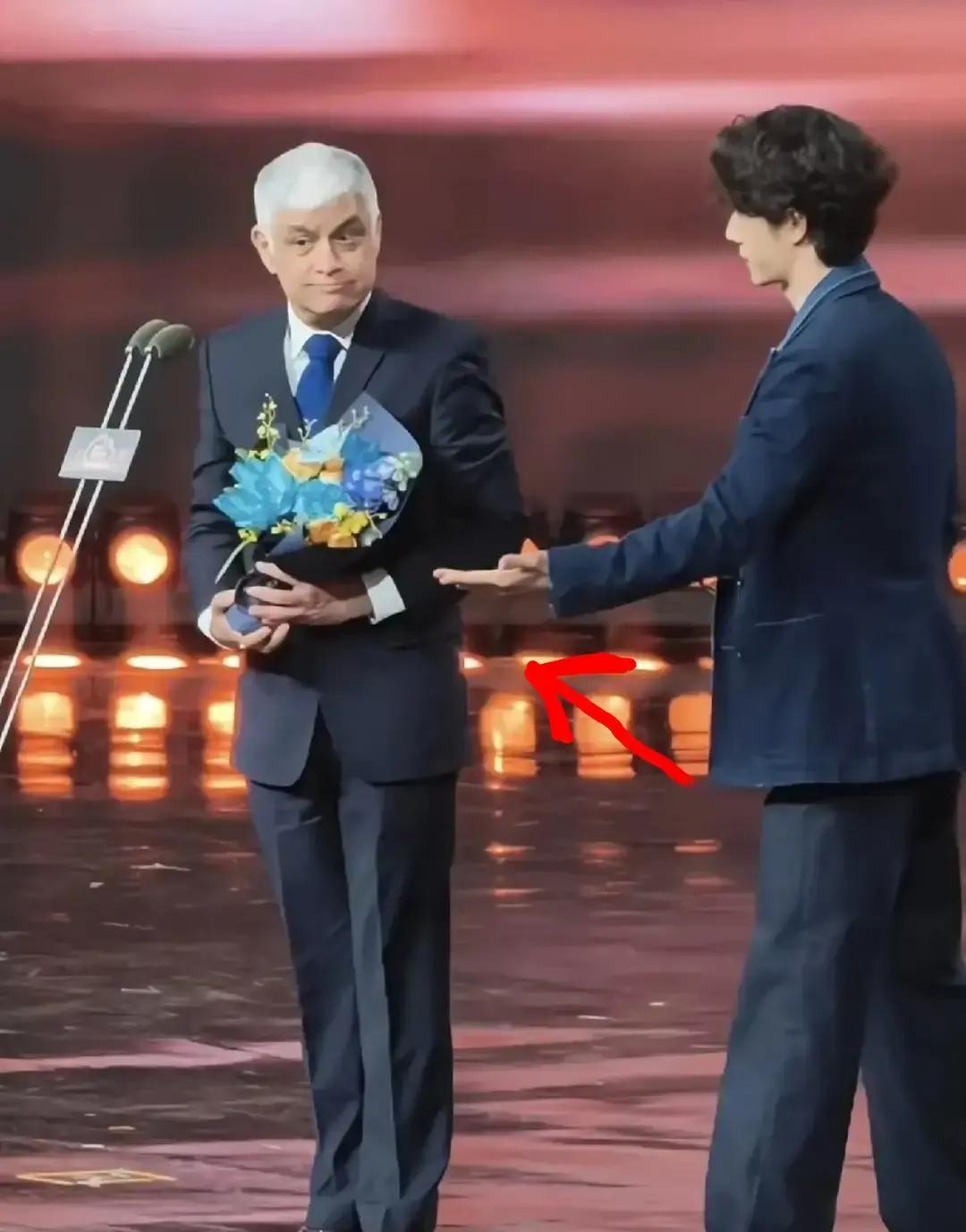 王一博在2025微博之夜后台被拍到和魏总面对面坐着。两人中间没别人，王一博低