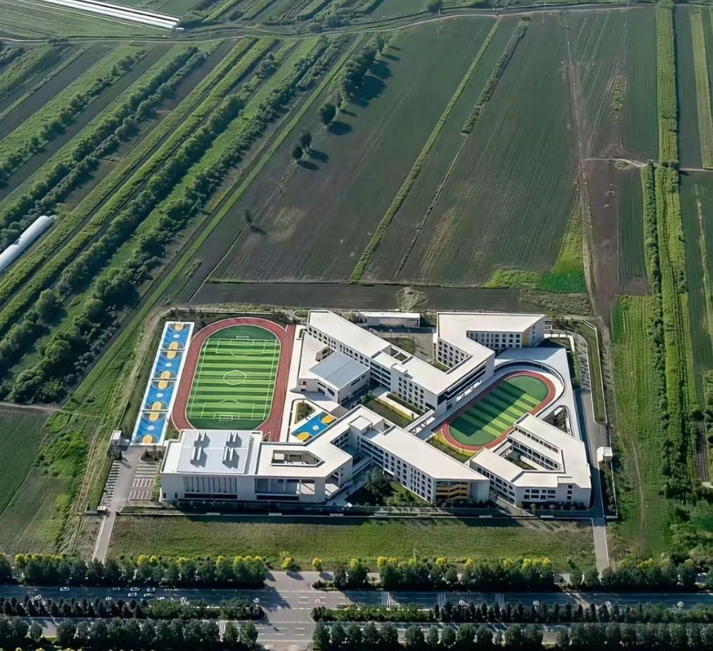 学校为了不让学生逃课，选址都很用心！​​​
