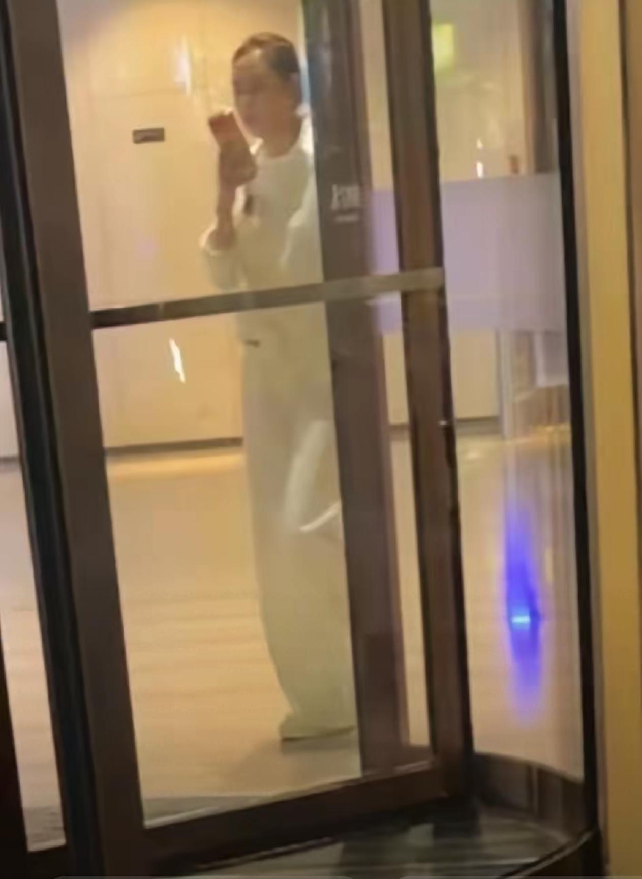 网友在杭州撞见晋妈，照片一发，评论区清一色猜她去找公关救火。9月直播里，晋妈当