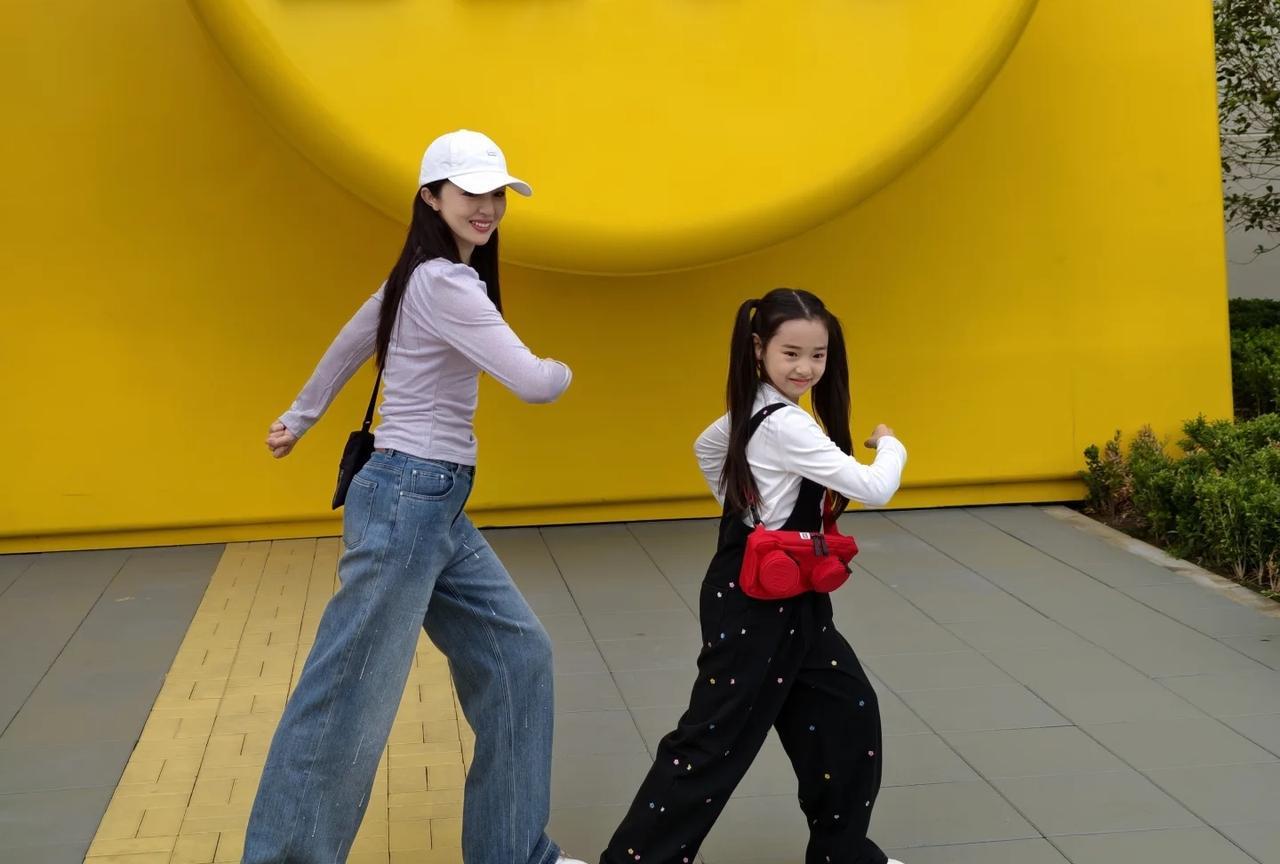 董璇陪女儿在上海乐高乐园玩，母女俩一起拍照，好可爱哦！有一说一，董璇是个很好的妈