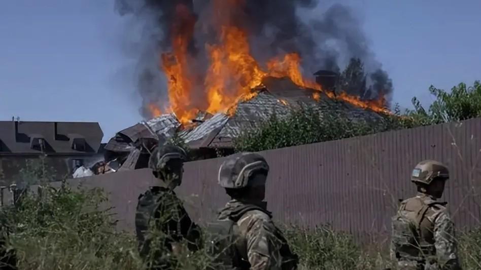 红军城战局持续的恶化,加上自身战斗意志崩溃及外部支援不足,波兰的雇佣军被迫撤离红