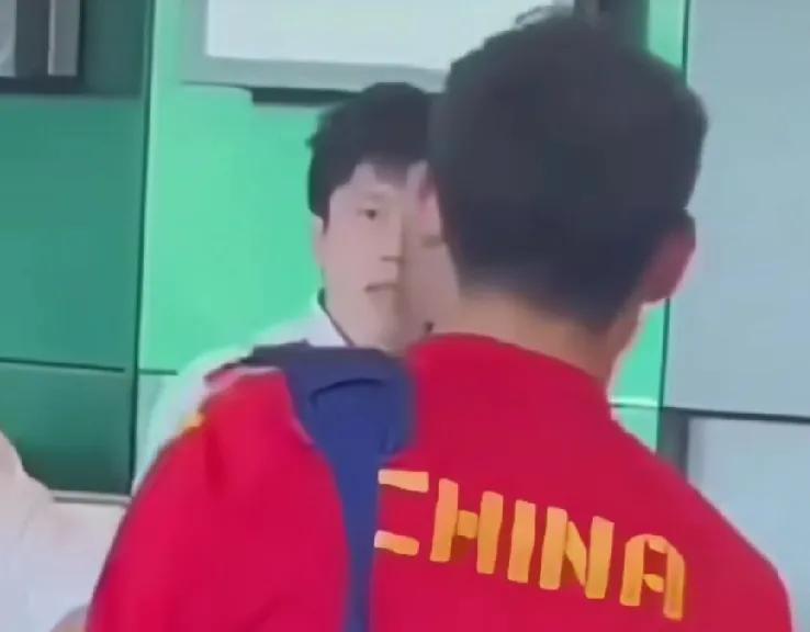 那一刻的大头真的有点懵了！一旁的肖指告诉他莎莎回去有任务，感觉大头要崩溃了，满
