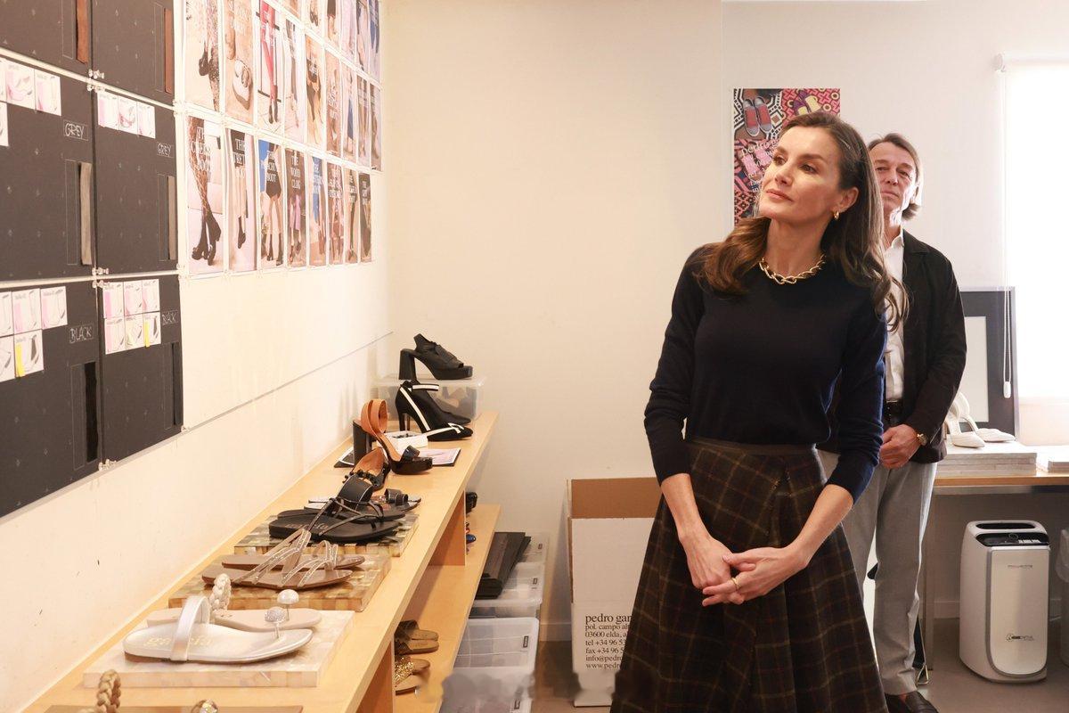 2.19西班牙王后莱蒂齐亚参观有百年历史的鞋履工厂，毛衣来自Falconeri