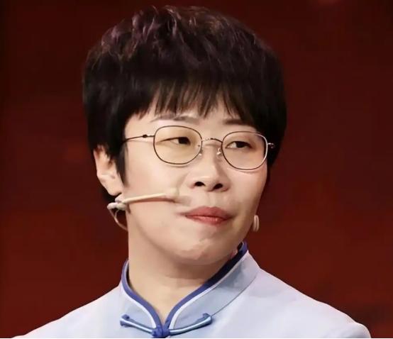 真是活见鬼！那个在诗词大会上温温柔柔讲唐诗宋词的蒙曼，就因为正儿八经聊了几句清朝