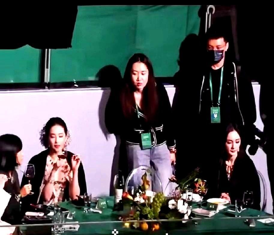 杨幂、刘亦菲、唐嫣,仨人曾经贴脸合照,如今后台各忙各的。唐嫣递零食,刘亦菲笑得