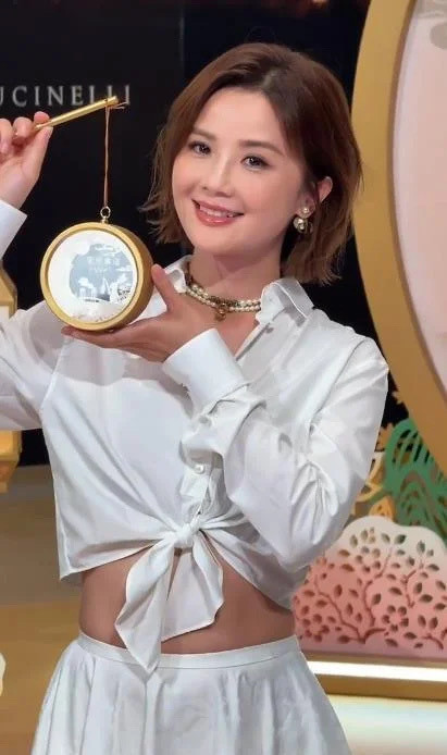 今天蔡卓妍在澳门出席时尚活动，她这次搭配一身白色的衣服，整个人显得非常的年轻。蔡卓妍上身穿了一件白色
